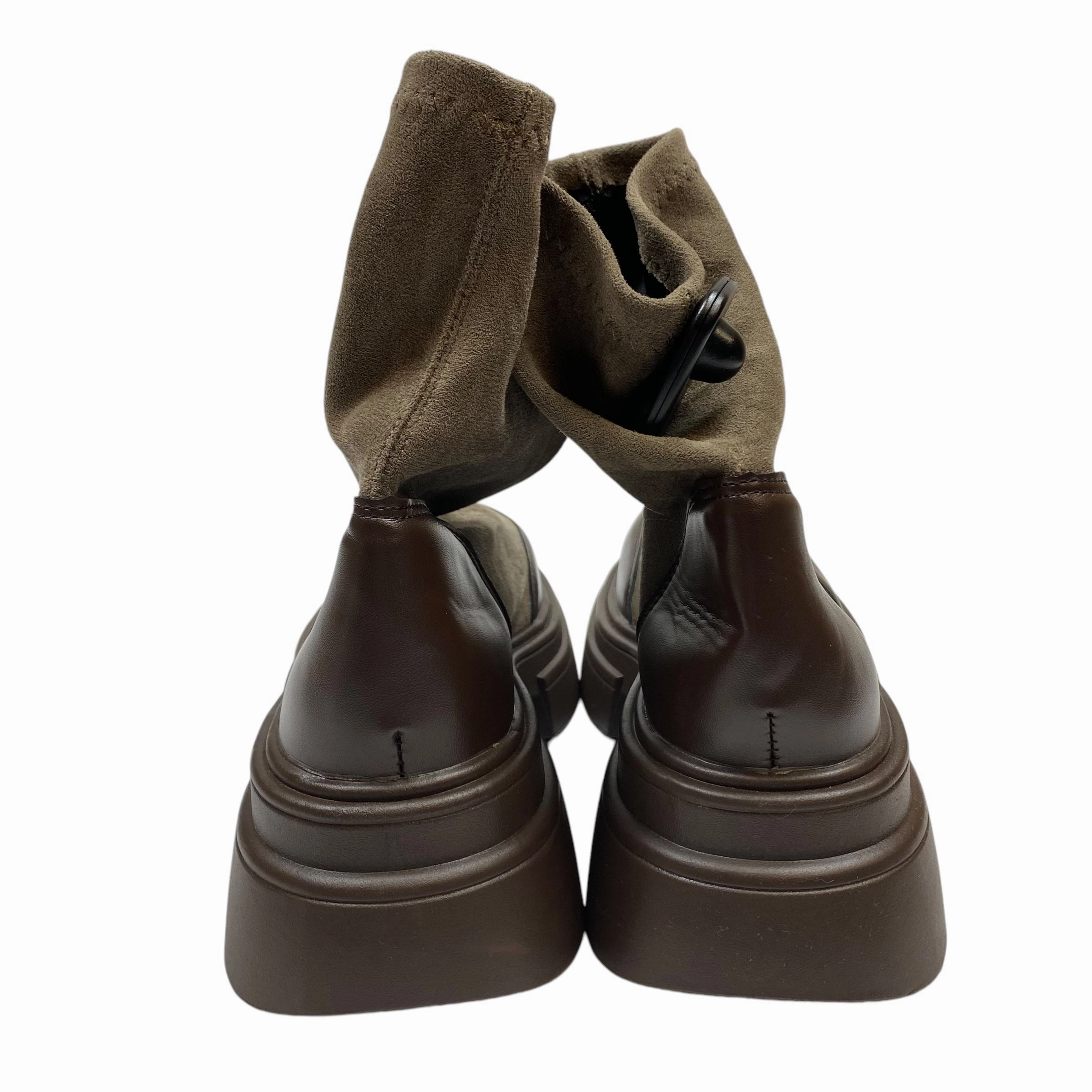 Boots Ankle Flats By Clothes Mentor In Brown, Size: 9.5