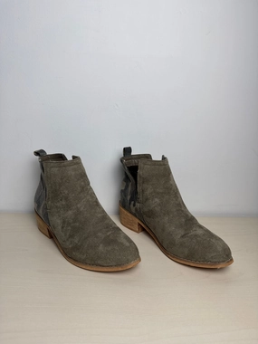 Boots Ankle Heels By Clothes Mentor In Green, Size: 6
