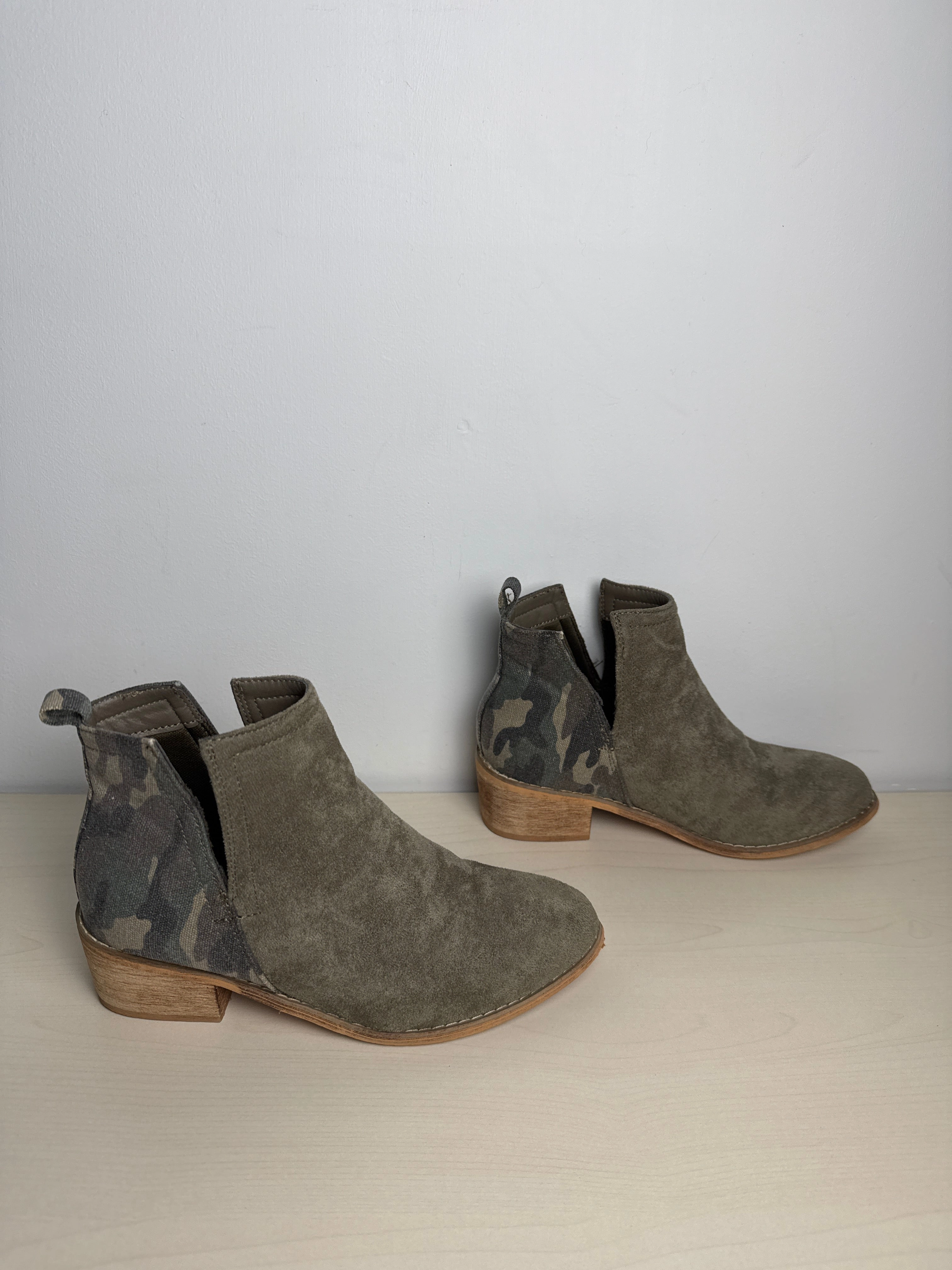 Boots Ankle Heels By Clothes Mentor In Green, Size: 6
