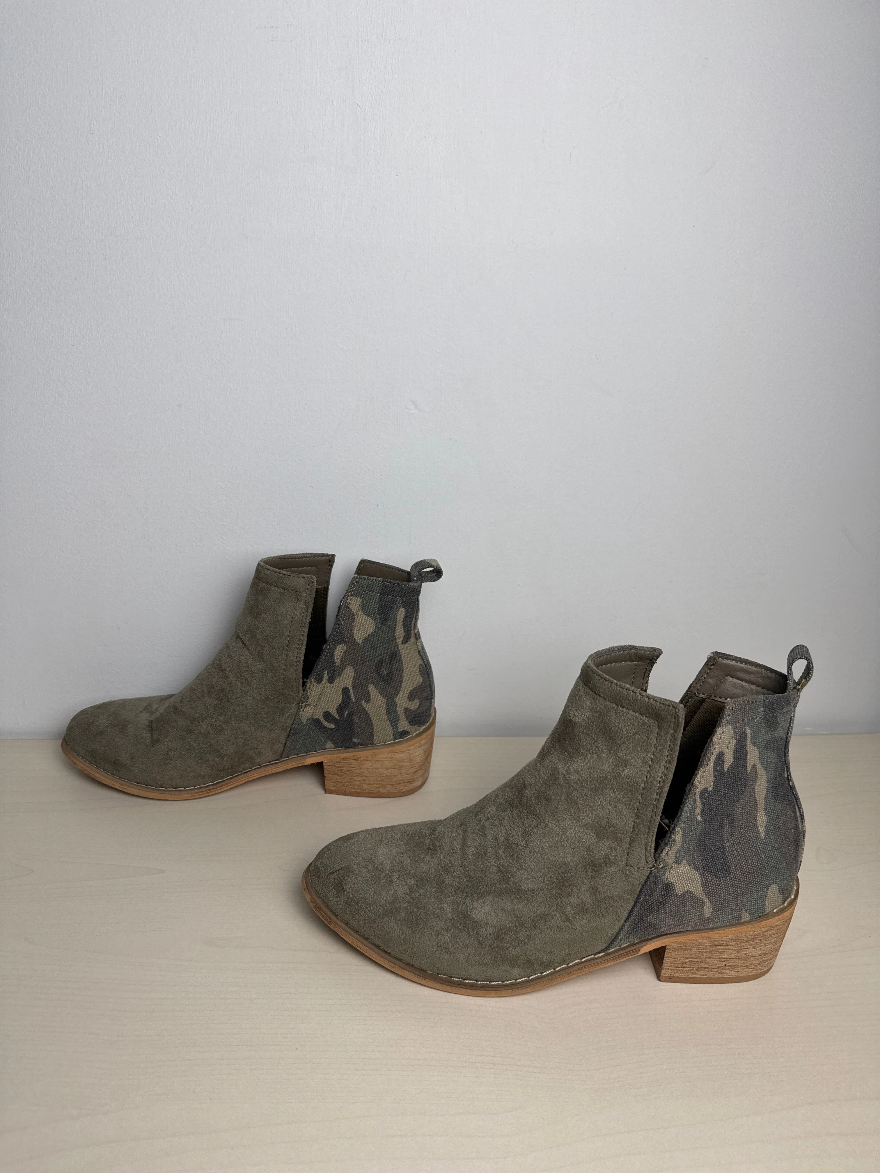 Boots Ankle Heels By Clothes Mentor In Green, Size: 6