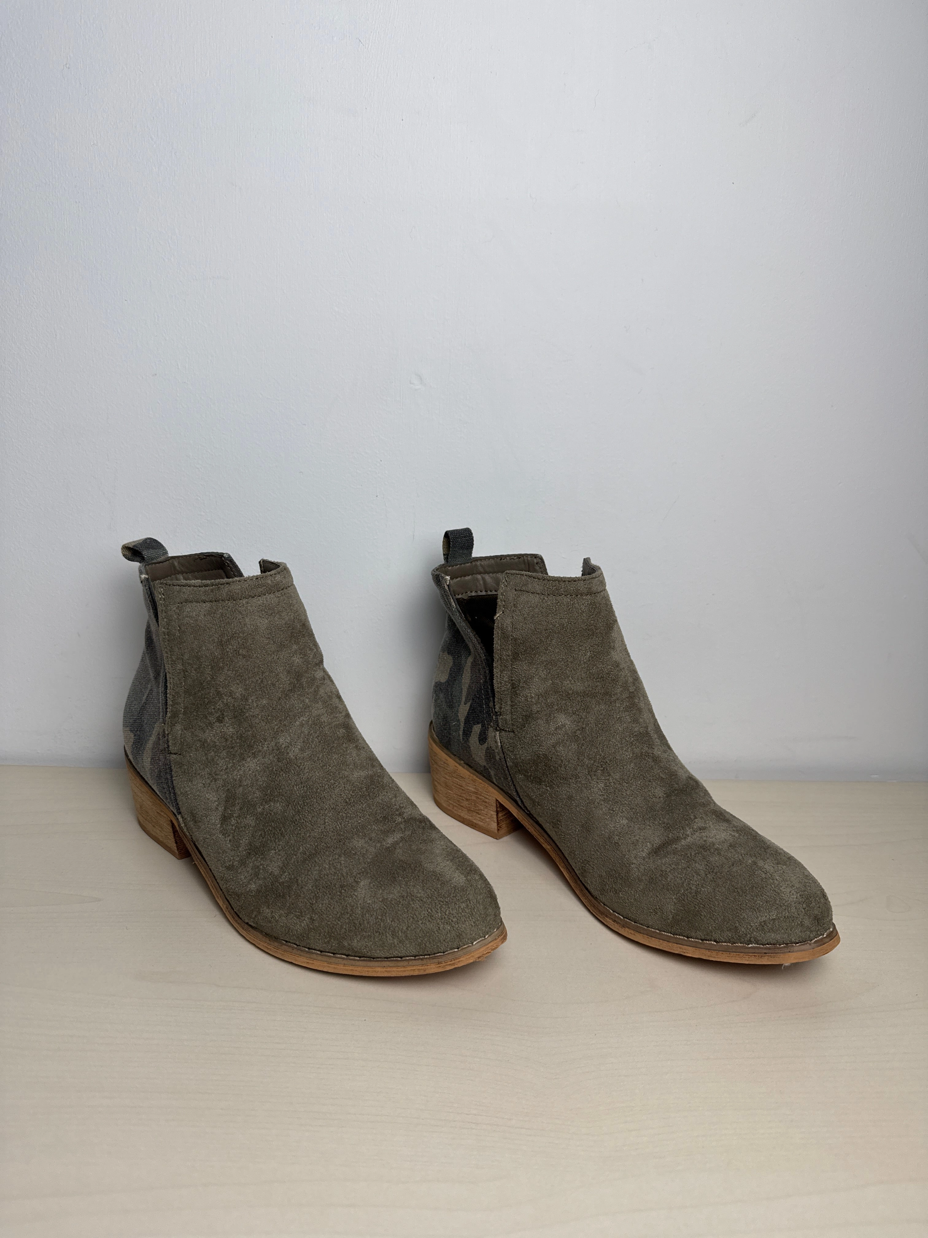 Boots Ankle Heels By Clothes Mentor In Green, Size: 6