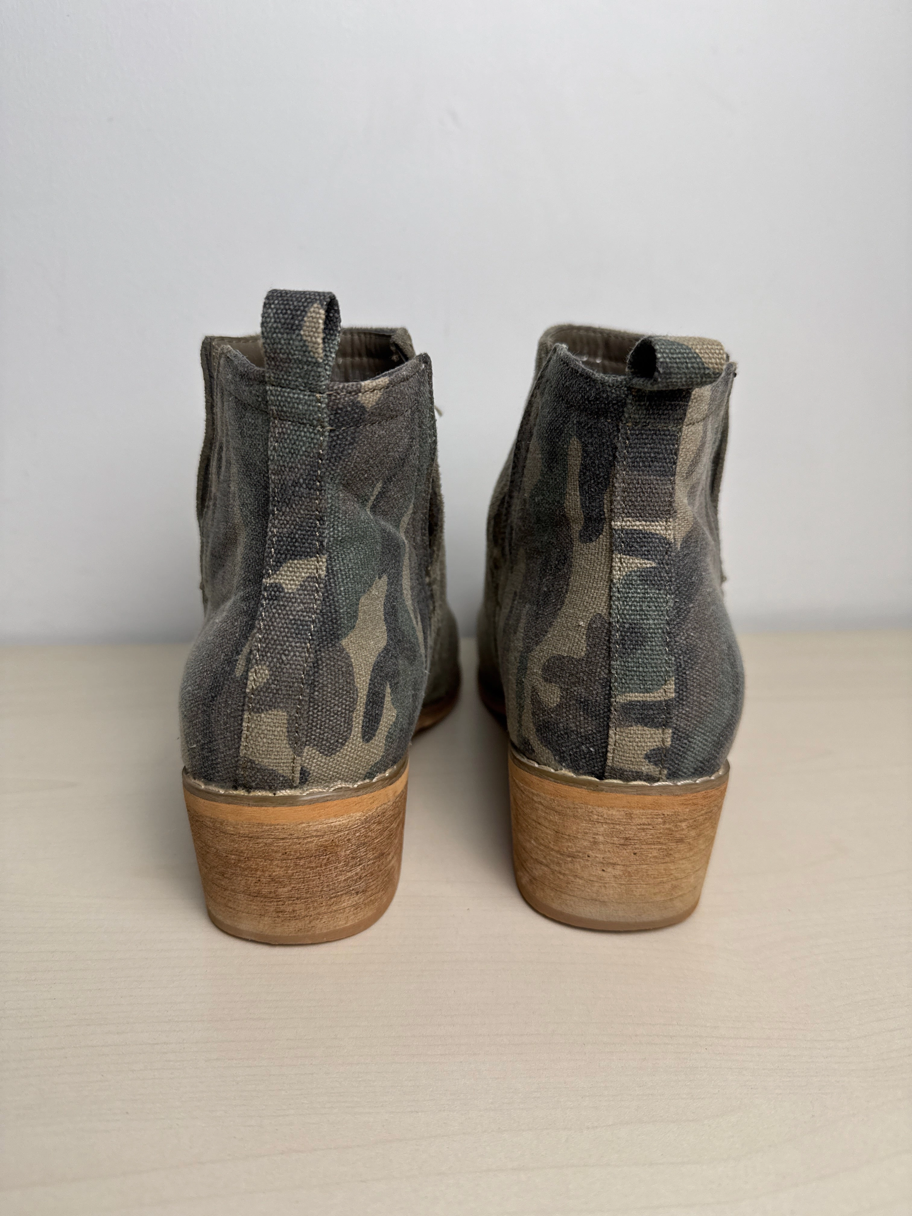 Boots Ankle Heels By Clothes Mentor In Green, Size: 6