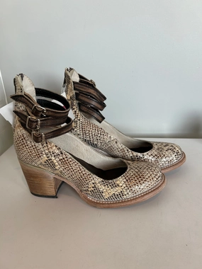 Shoes Heels Block By Freebird In Brown & Cream, Size: 7